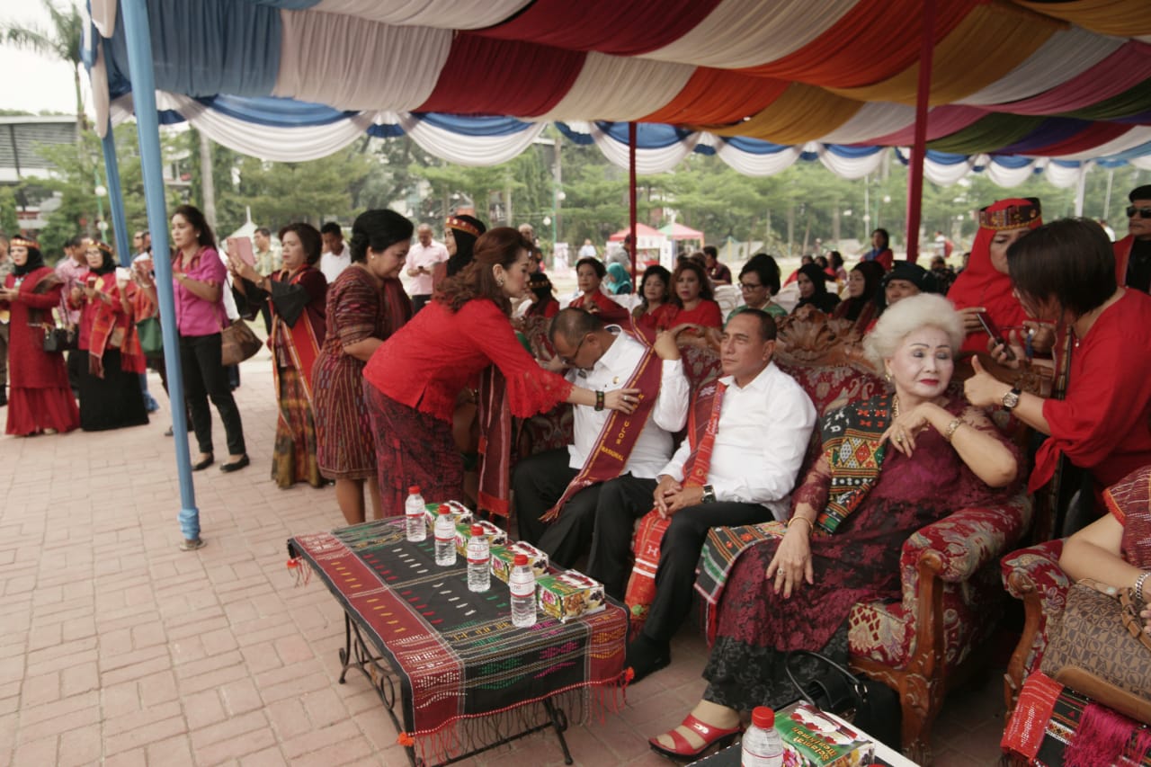 Edy Rahmayadi Ajak Lestarikan Kain Ulos